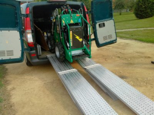 Mini chargeuse électrique sortant d'un utilitaire
