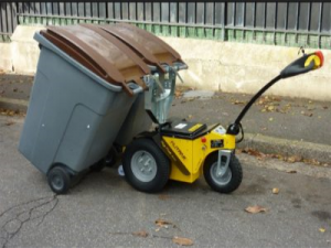 Tracteur pousseur électrique tirant bacs poubelle