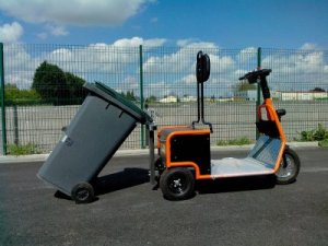 Tracteur électrique tirant un conteneur poubelle