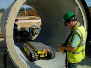 Véhicule électrique sur chenilles dans tuyaux