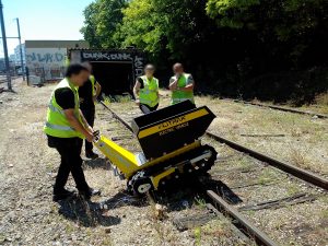 Véhicule électrique sur chenilles en fonction sur le réseau ferrovier