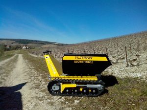 Véhicule électrique sur chenilles dans les vignes